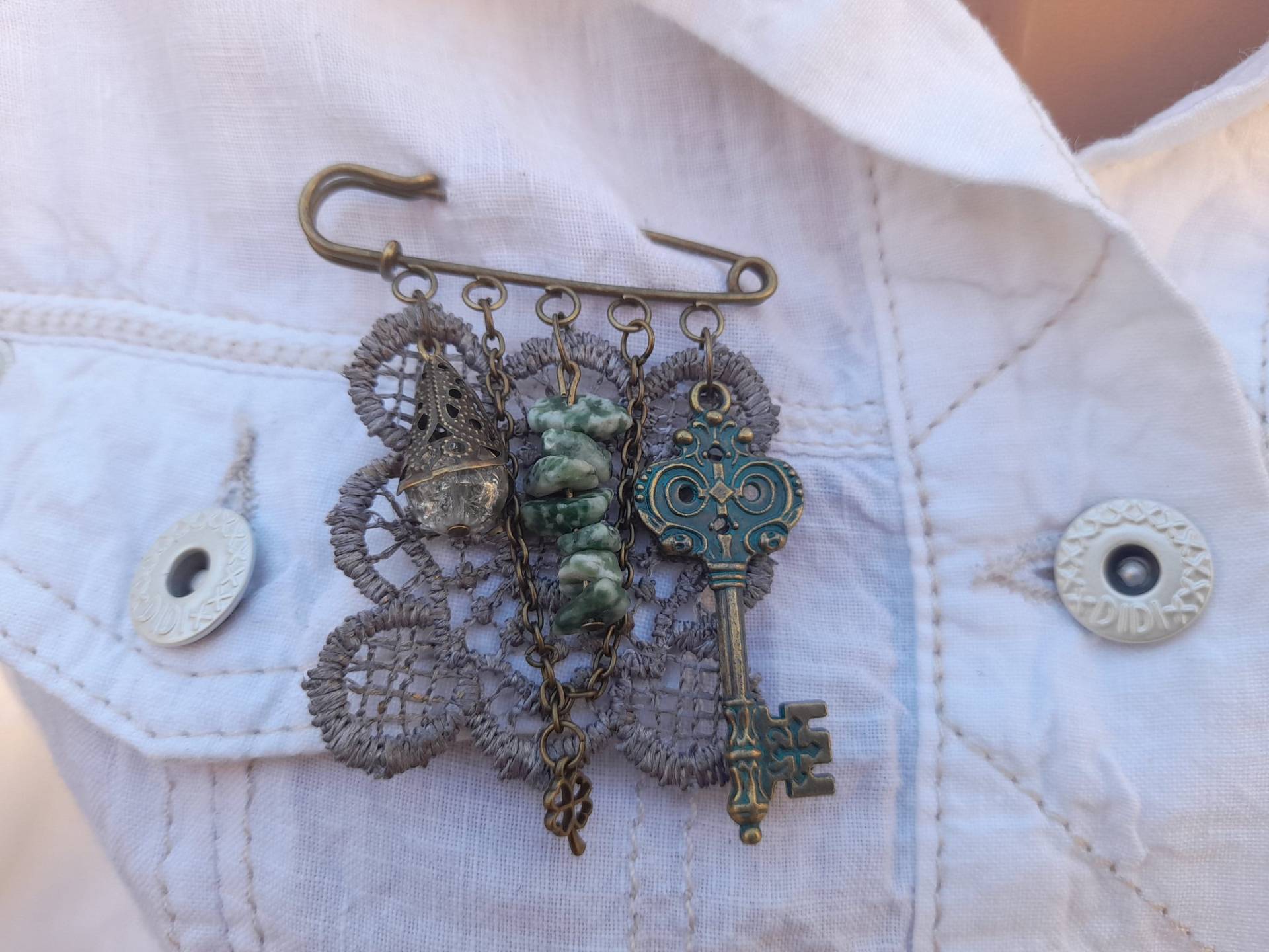 Mixed Media Brosche Stoff Wearable Art Handmade Anstecknadel Assessment Mit Antik Bronze Charms Schlüssel Spitze Und Kette Mixed Media Brosche Stoff Wearable Art Handmade Anstecknadel Assessment Mit Antik Bronze Charms Schlüssel Spitze Und Kette von AtelierRBoutique