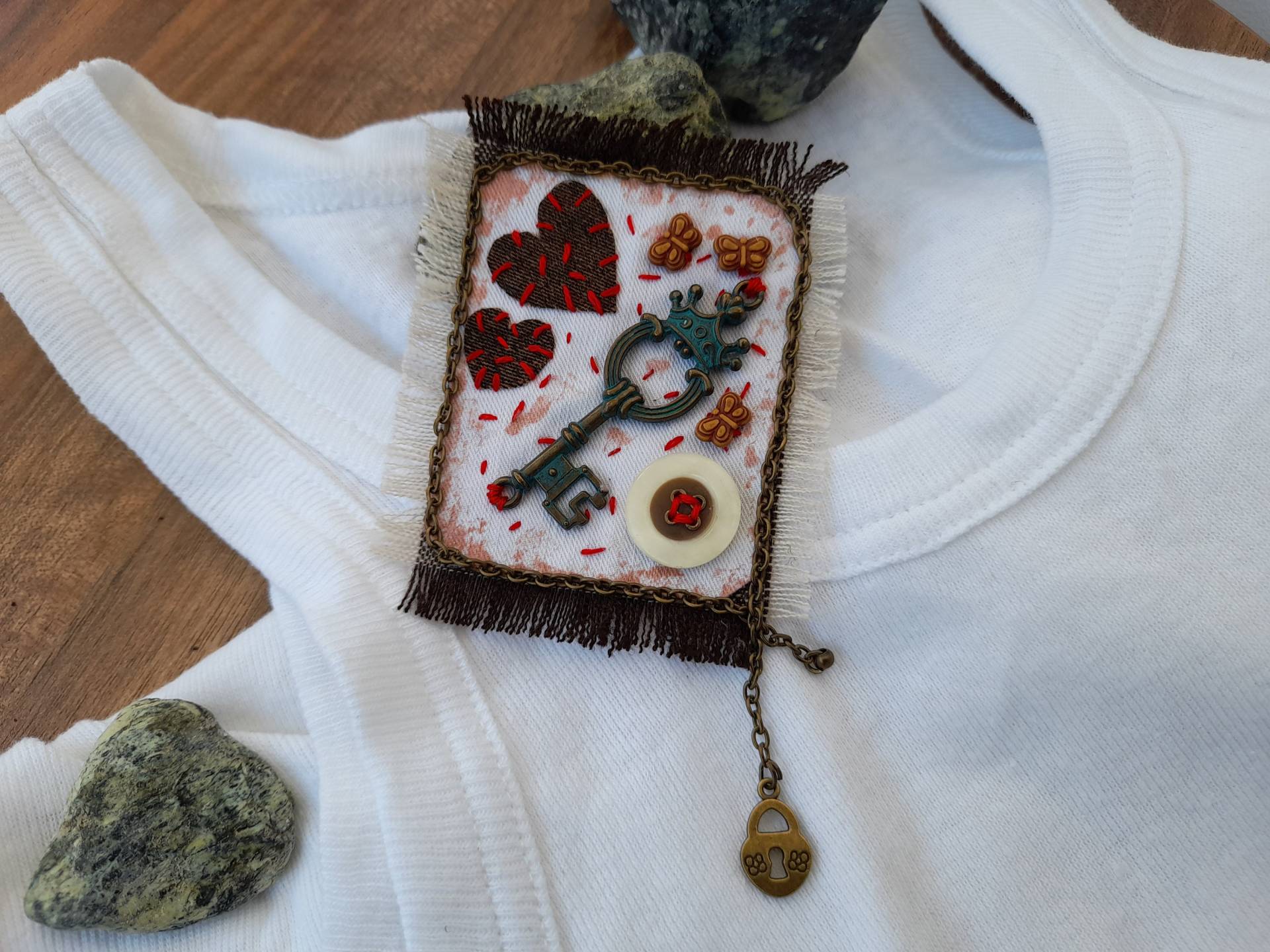 Schlüssel Herz Textil Mixed Media Brosche Kilt Pin Stoff Handgenäht Wearable Art Handgemachte Assemblagehand Genähte Schlüssel Herz Textil Mixed Media Brosche Kilt Pin Stoff Handgenäht Wearable Art Handgemachte Assemblagehand Genähte von AtelierRBoutique