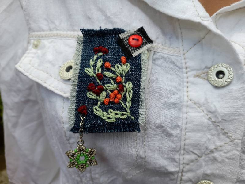Stickerei Hand Genähte Brosche Textil Mixed Media Stoff Kiltnadel Handstichig Wearable Art Handmade Anstecknadel Zusammenstellung von AtelierRBoutique