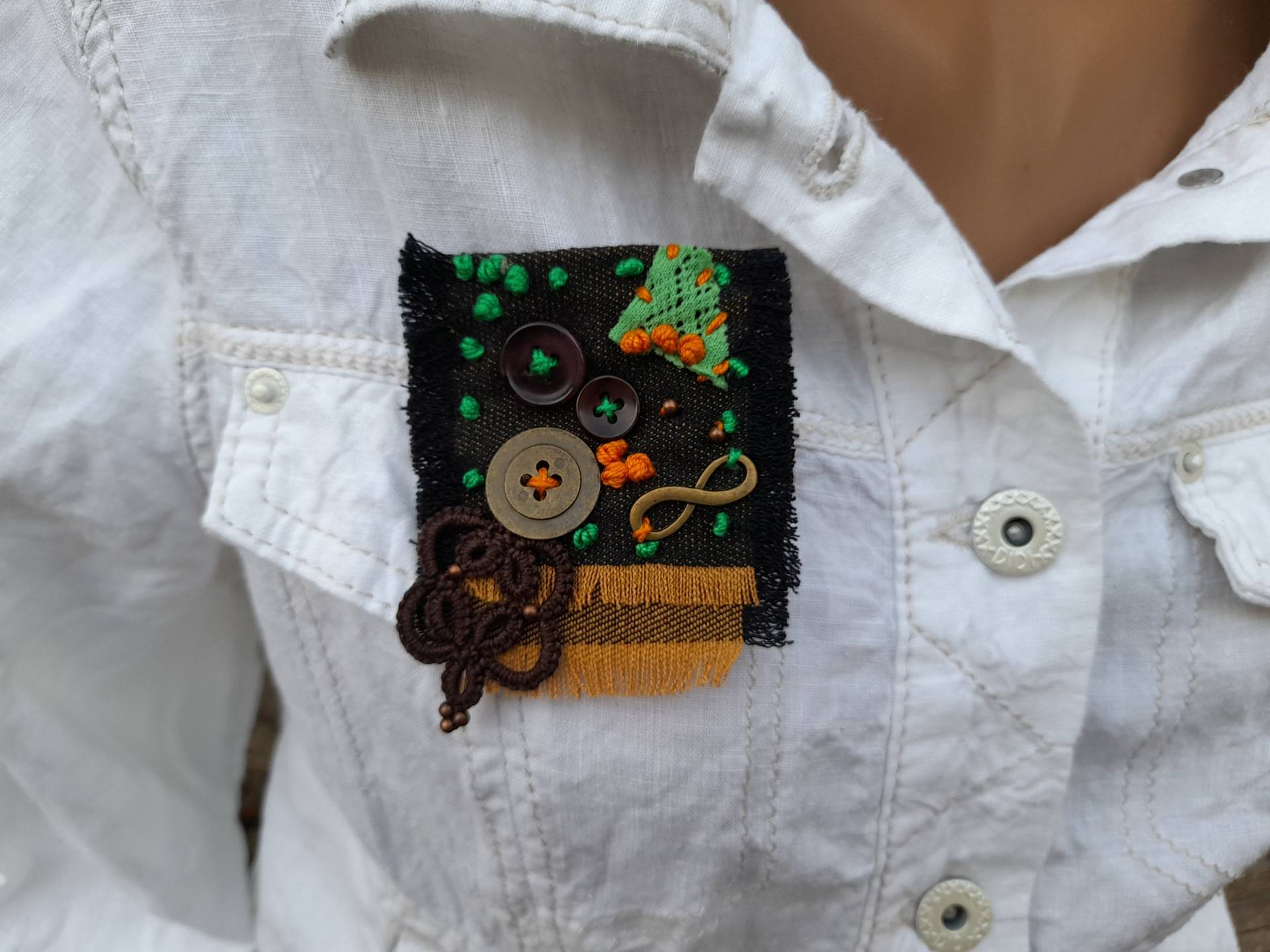 Stickerei Hand Genähte Brosche Textil Mixed Media Stoff Kiltnadel Handstichig Wearable Art Handmade Anstecknadel Zusammenstellung Stickerei Hand Genähte Brosche Textil Mixed Media Stoff Kiltnadel Handstichig Wearable Art Handmade Anstecknadel Zusammenstellung von AtelierRBoutique