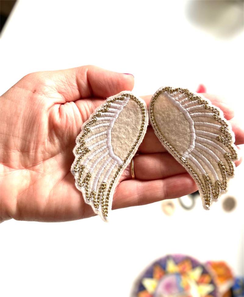 Aufnäher Mit Erzengelflügel. Engel Flügel Aus Silber/Gold Metall. Kleine Angehängte Flügel. Gestickte Patches An Den Flügeln. Diy Mini Aufnäher Mit Erzengelflügel. Engel Flügel Aus Silber/Gold Metall. Kleine Angehängte Flügel. Gestickte Patches An Den Flügeln. Diy Mini von AtelierRSembroidery