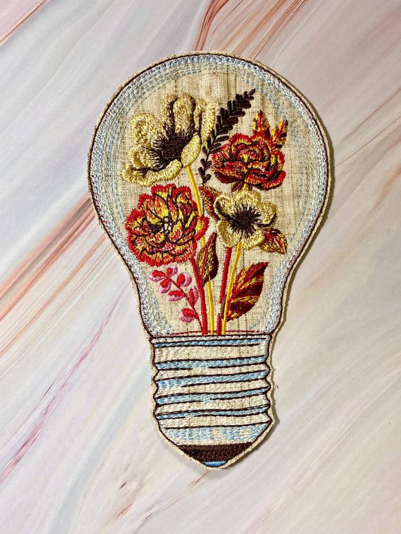 Bügelbild Mit Blumen in Der Glühbirne, Gesticktes Symbol Für Licht Und Leben, Lampensymbol Die Idee Leichten Stickerei Bügelbild Mit Blumen in Der Glühbirne, Gesticktes Symbol Für Licht Und Leben, Lampensymbol Die Idee Leichten Stickerei von AtelierRSembroidery