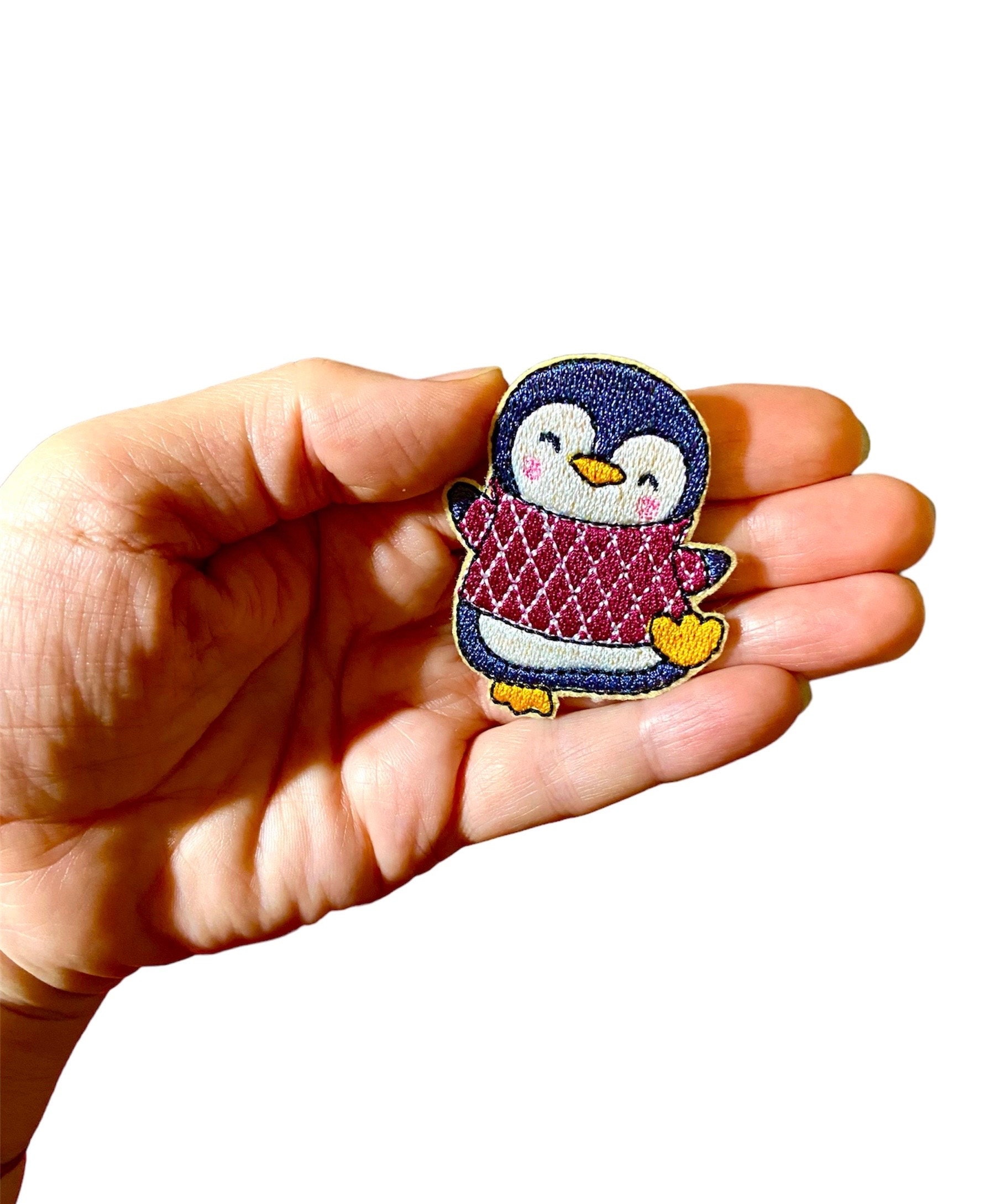 Bügelbild - Recyclus Aufnäher , Pinguin Tier Antarktis Think Green Patch. Neujahrs Pin Mit Pinguin Applikation Winter Holiday Bügelbild - Recyclus Aufnäher , Pinguin Tier Antarktis Think Green Patch. Neujahrs Pin Mit Pinguin Applikation Winter Holiday von AtelierRSembroidery