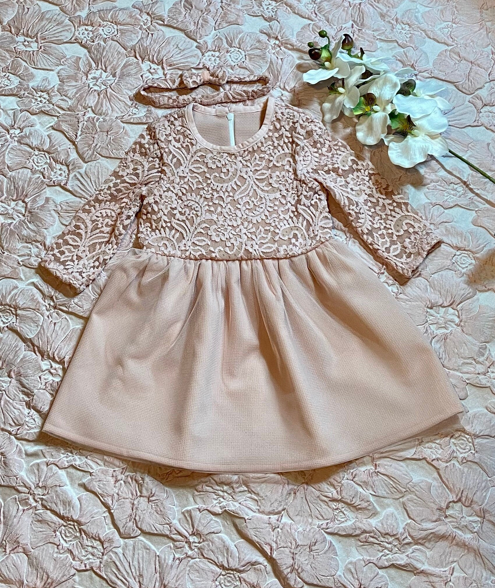 Elegantes Kleid Mit Langen Ärmeln | Handgemachtes Partykleid Baby Mädchen Taufe Babykleid Spitze| Schleife Süsse Babyhochzeit Elegantes Kleid Mit Langen Ärmeln | Handgemachtes Partykleid Baby Mädchen Taufe Babykleid Spitze| Schleife Süsse Babyhochzeit von AtelierRSembroidery
