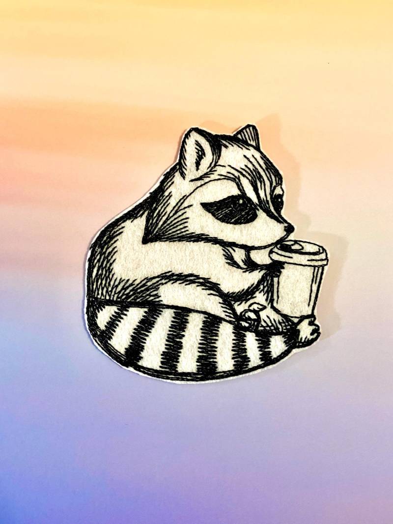 Winziger Waschbär Aufnäher Waldtier Abzeichen Dekoratives Diy Stickerei Gestickte Applikation Motiv Geschenk Winziger Waschbär Aufnäher Waldtier Abzeichen Dekoratives Diy Stickerei Gestickte Applikation Motiv Geschenk von AtelierRSembroidery