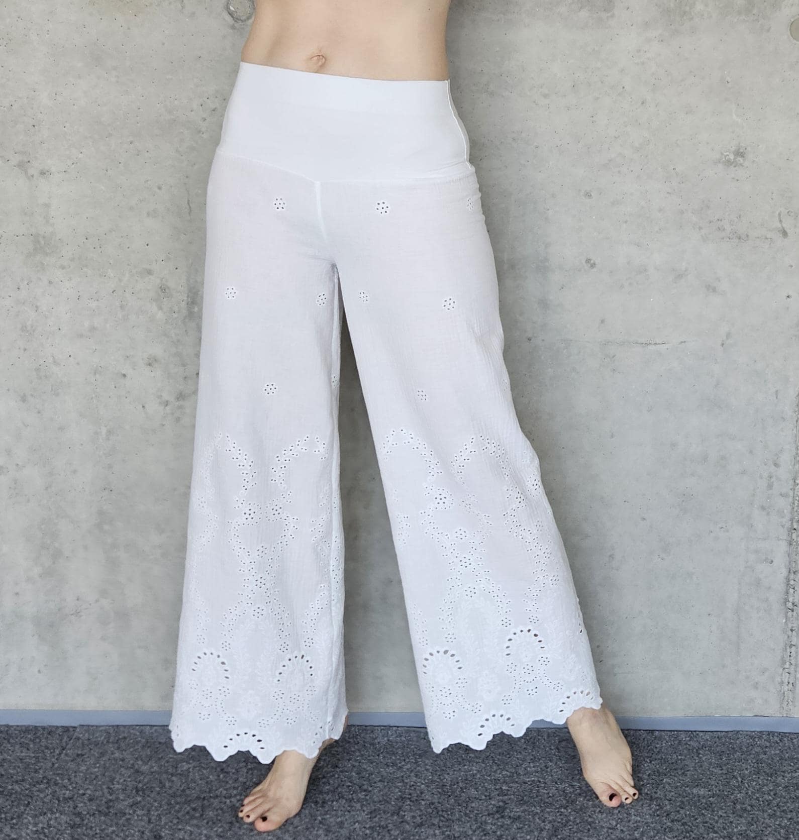 Kundalini Yoga Hose Aus Besticktem Musselin von AtelierSadhanaShop