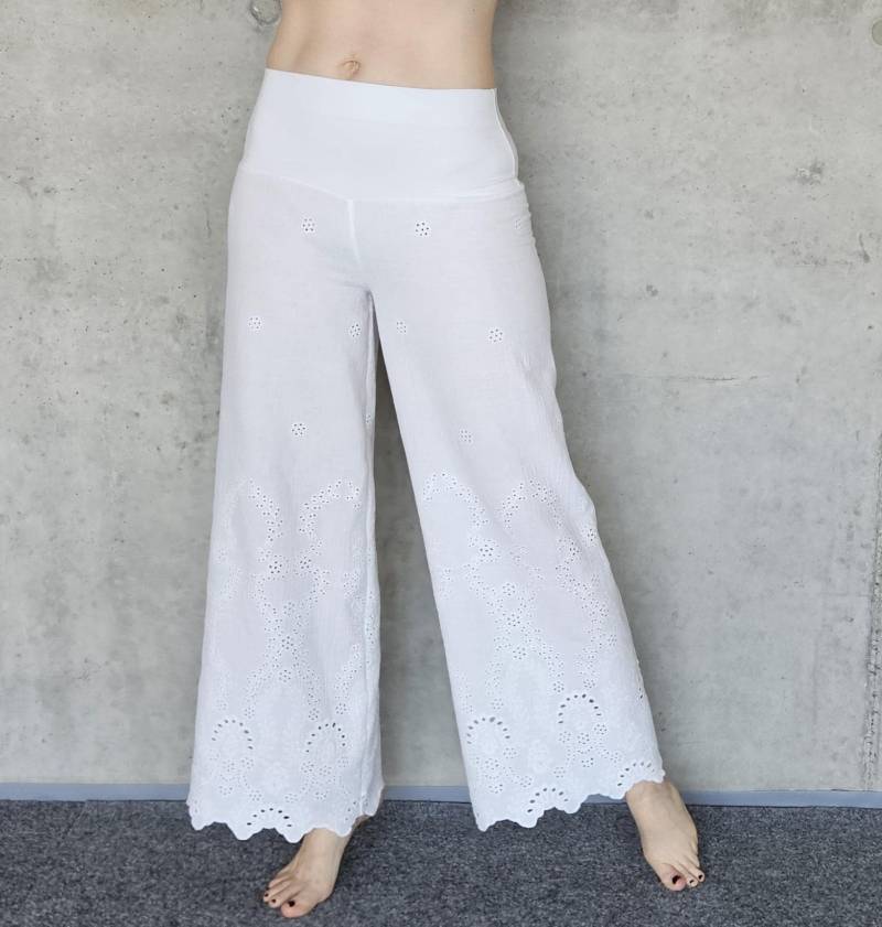 Kundalini Yoga Hose Aus Besticktem Musselin Kundalini Yoga Hose Aus Besticktem Musselin von AtelierSadhanaShop