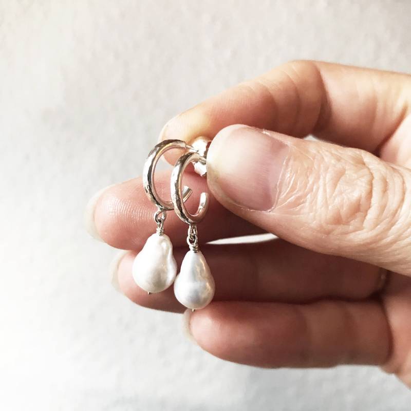 Kleine Creolen Ohrringe Mit Perlen // Tropfen Handgemacht Aus 925 Silber von AtelierSanchez