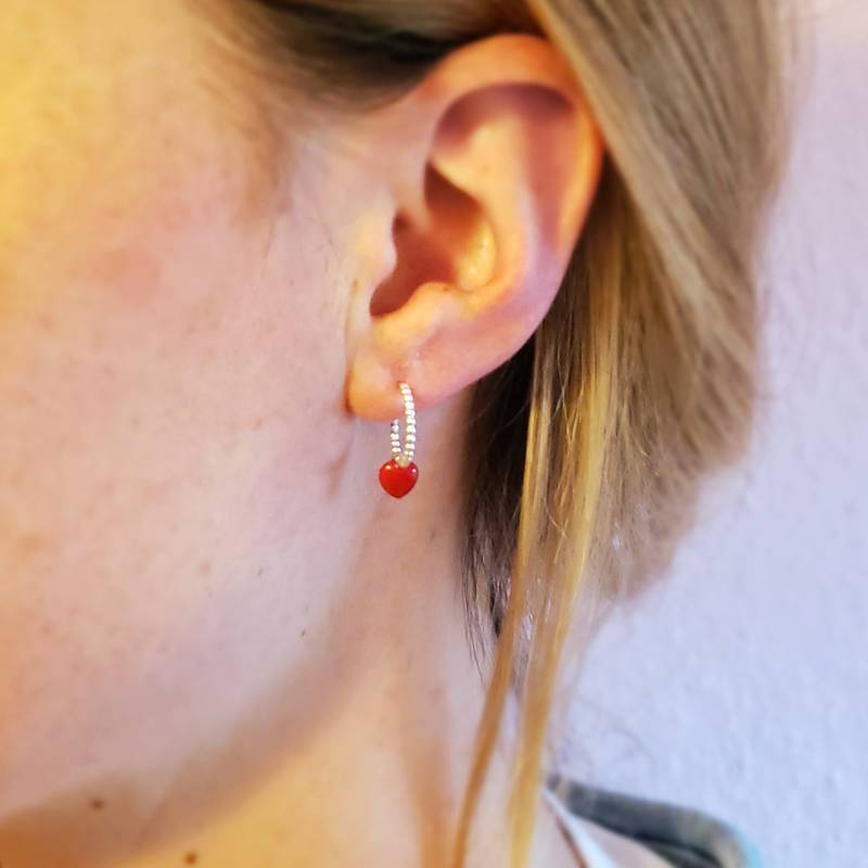 Creolen Ohrringe Mit Korallen Herzen // Roten Handgefertigt Aus 925 Silber von AtelierSanchez