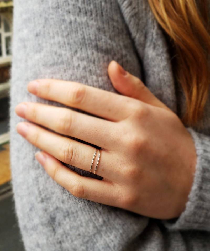 Zeitloser Ring Mit Gehämmerter Oberfläche // Feiner Funkelnder Handgefertigt Aus 925 Silber von AtelierSanchez