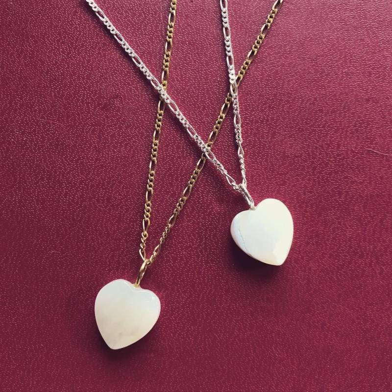 Zarte Halskette Aus Silber Mit Perlmutt // Herz Anhänger Weiß Herzchen von AtelierSanchez