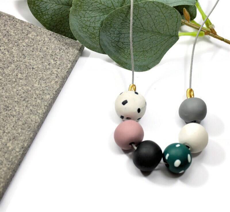 Kugel Perlenkette , Handgemachte Perlen Statement Halskette Polymer Clay Chunky Moderne Funky von AtelierSicilia