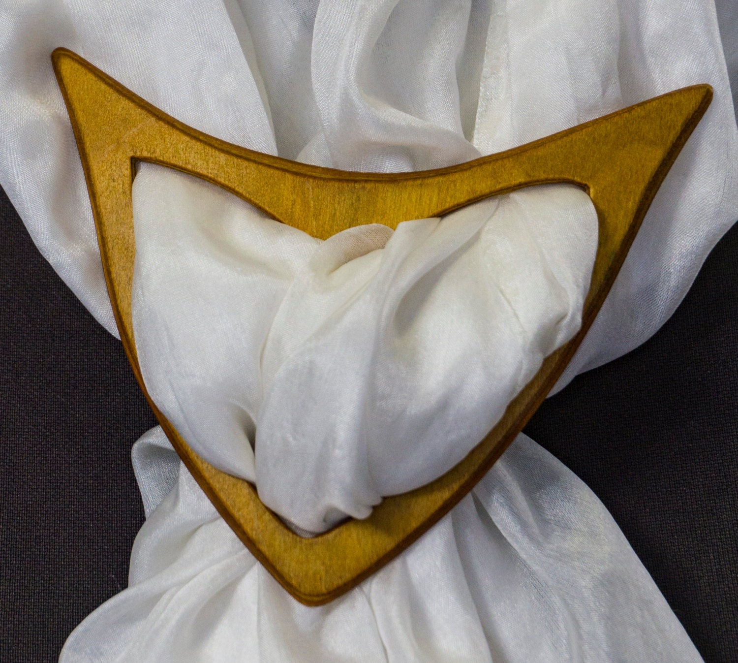 Schalring Aus Holz, Ideal Für Leichte Und Schwerere Tücher Schals, Sehr Formschön Stabil von AtelierSinger