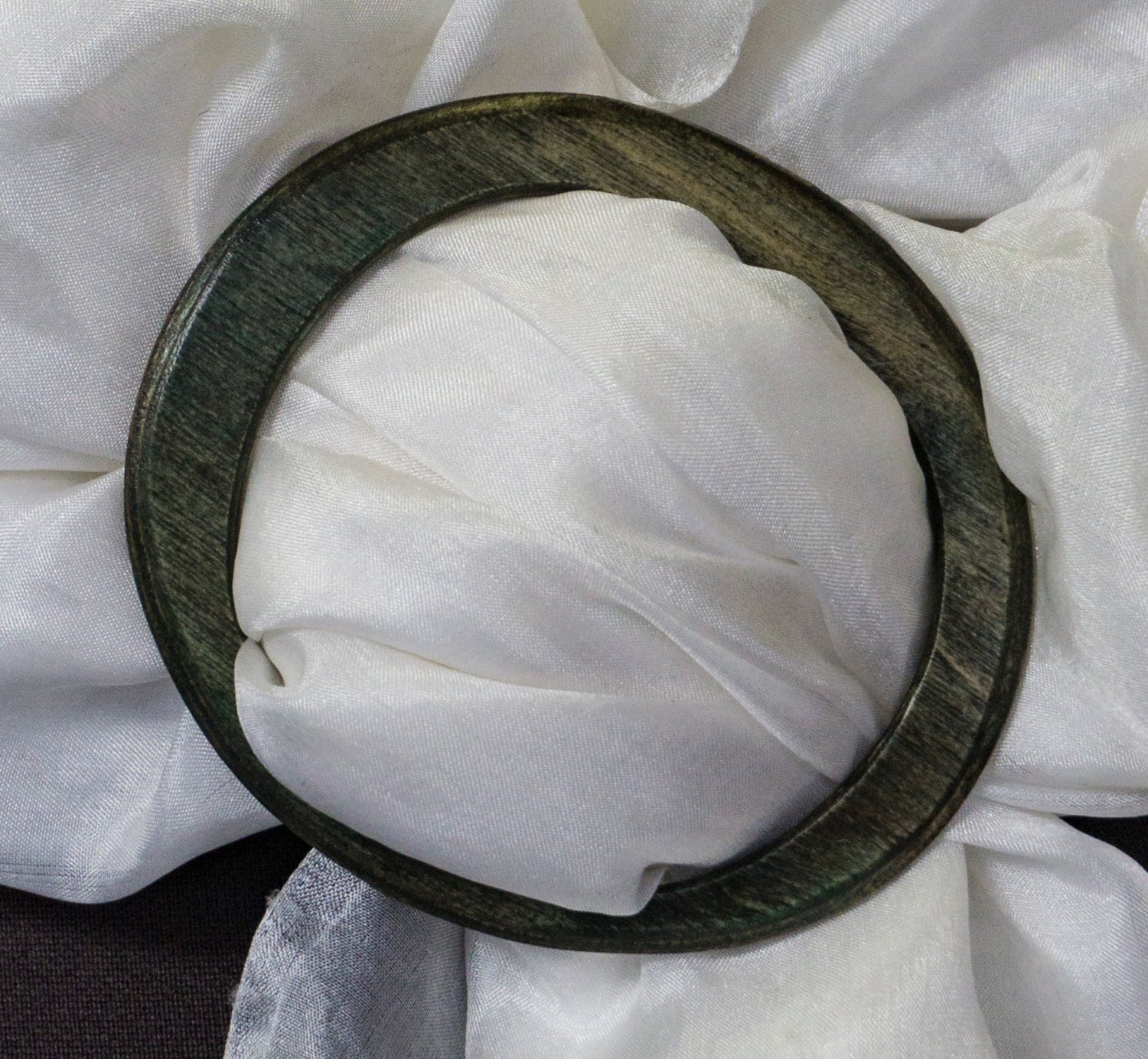 Schalring Aus Holz, Ideal Für Leichte Und Schwerere Tücher Schals, Sehr Formschön Stabil von AtelierSinger