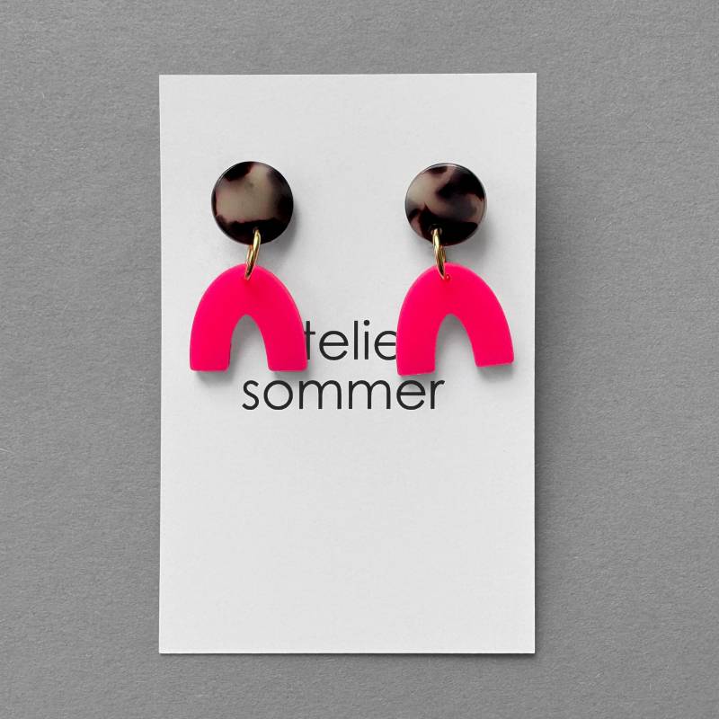Leo Ohrringe Oh Bogen Neon Pink, Ohrstecker, Leoparden Schmuck, Statement von AtelierSommer