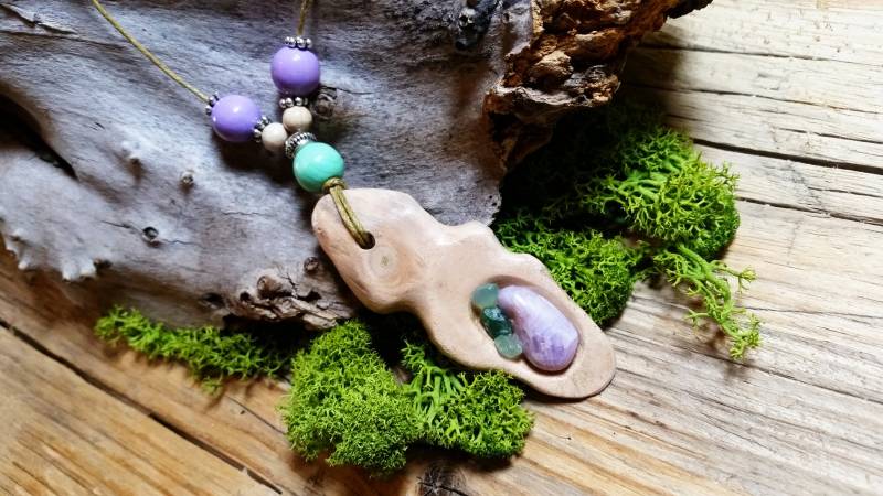 Kette Mit Holzanhänger Und Edelsteinen von AtelierSonnenfaenger