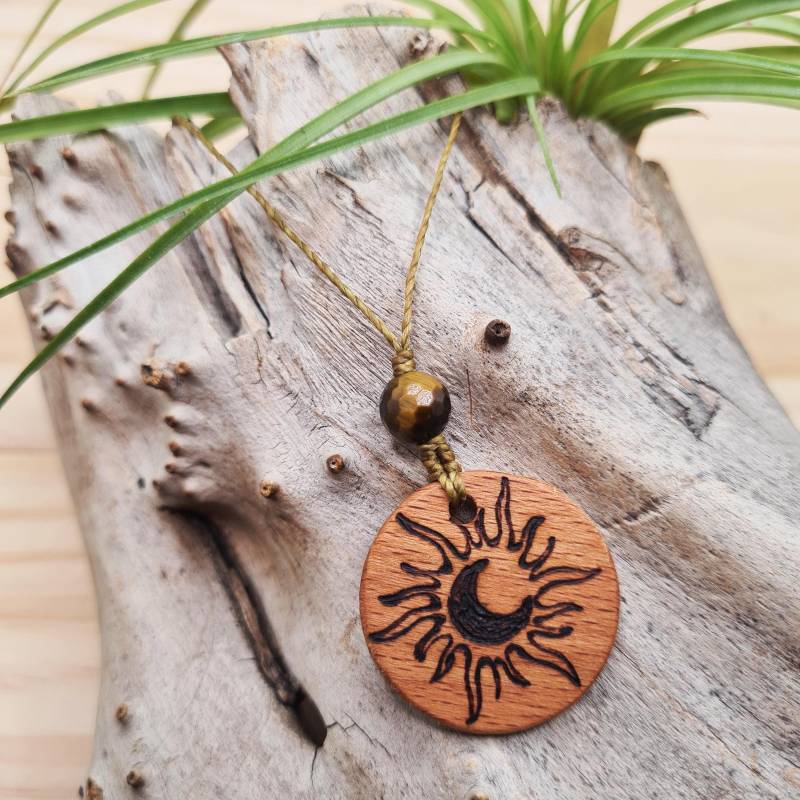 Kette Mit Holzanhänger Und Edelsteinperle | Sonne Mond Holzbrennerei von AtelierSonnenfaenger
