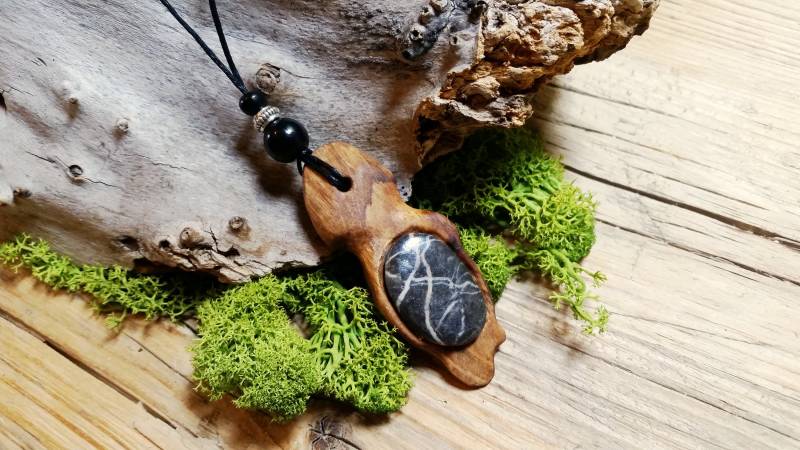 Kette Mit Holzanhänger von AtelierSonnenfaenger