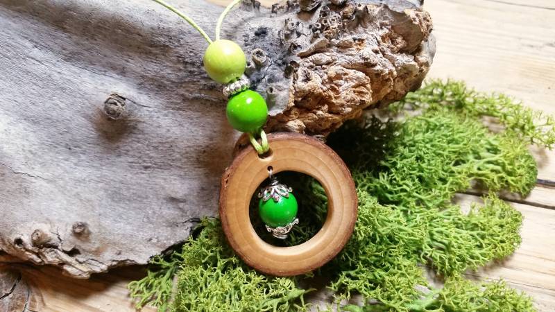 Kette Mit Holzscheibe Und Perlenanhänger Kette Mit Holzscheibe Und Perlenanhänger von AtelierSonnenfaenger