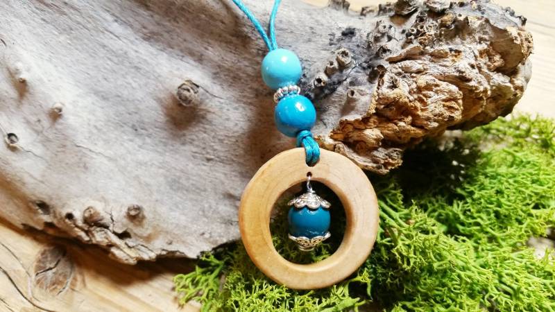 Kette Mit Holzscheibe Und Perlenanhänger von AtelierSonnenfaenger