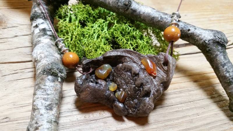 Treibholzkette Mit Edelsteinen Treibholzkette Mit Edelsteinen von AtelierSonnenfaenger