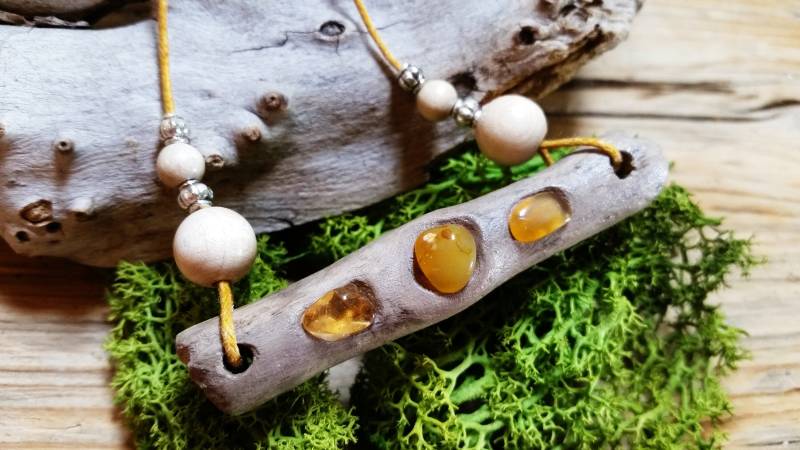 Treibholzkette Mit Edelsteinen Treibholzkette Mit Edelsteinen von AtelierSonnenfaenger