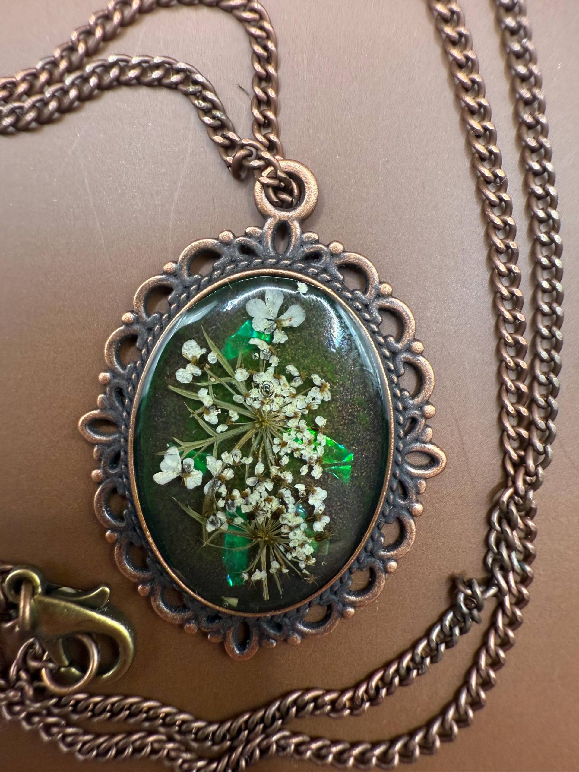 Kette Mit Blumen Anhänger, Halskette Echter Blume Im Vintage Stil, Retro Kette, Schmuck Blüte, Halsschmuck Bronze, Handarbeit von AtelierStundenblume