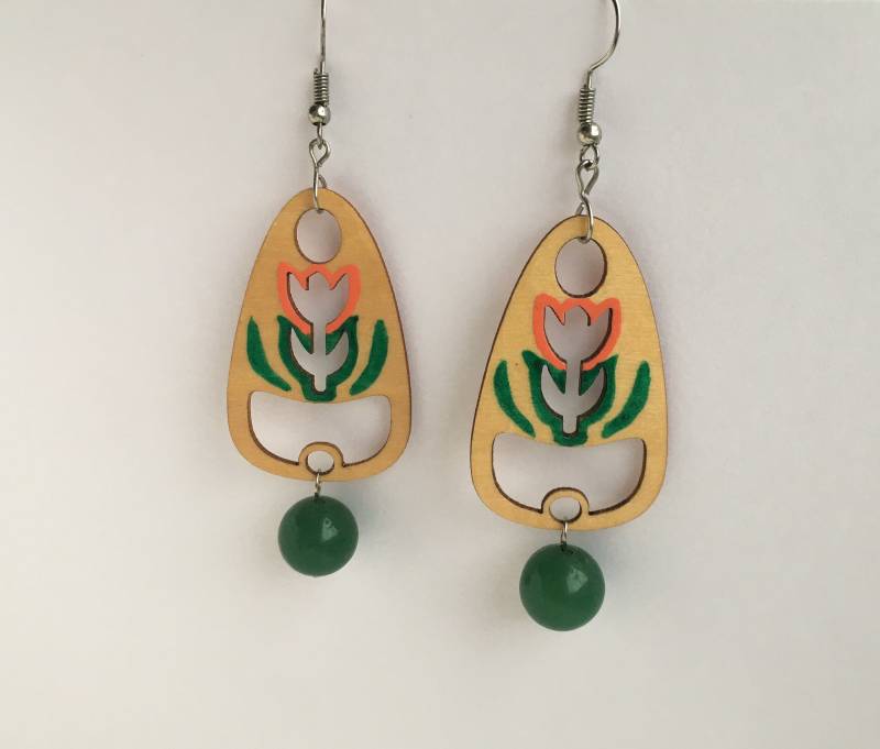 Tulip Laser Cut Plywood Drop Earrings With Green Semi Precious Stone Tulpe Lasergeschnittene Sperrholz-Ohrringe Mit Grünem Halbedelstein von AtelierSveji