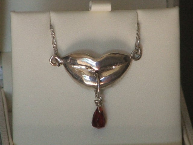 Erster Geschmack Sterling Silber Kissing Lips Mit Red Jade Drop Halskette-Made To Order Erster Geschmack Sterling Silber Kissing Lips Mit Red Jade Drop Halskette-Made To Order von AtelierTheHun