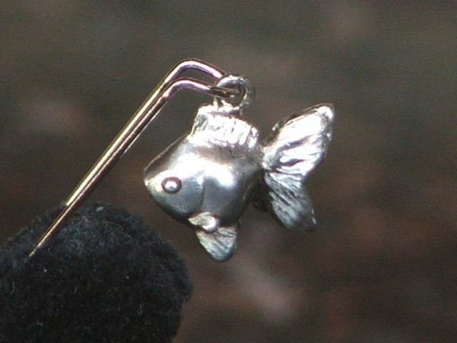 Goldie in Sterling Silber... Mini Ryukin Goldfisch Anhänger/Charme-Made To Order Goldie in Sterling Silber... Mini Ryukin Goldfisch Anhänger/Charme-Made To Order von AtelierTheHun