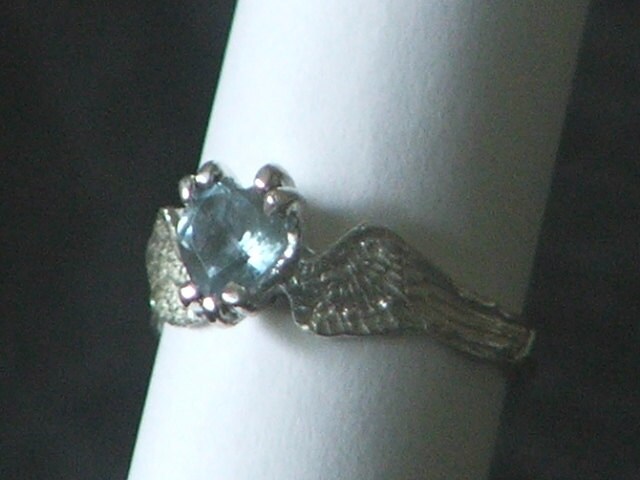 sterling Silber Engel Flügel Ring Mit Sky Blue Topas Herz, Größe 8, 5 sterling Silber Engel Flügel Ring Mit Sky Blue Topas Herz, Größe 8, 5 von AtelierTheHun