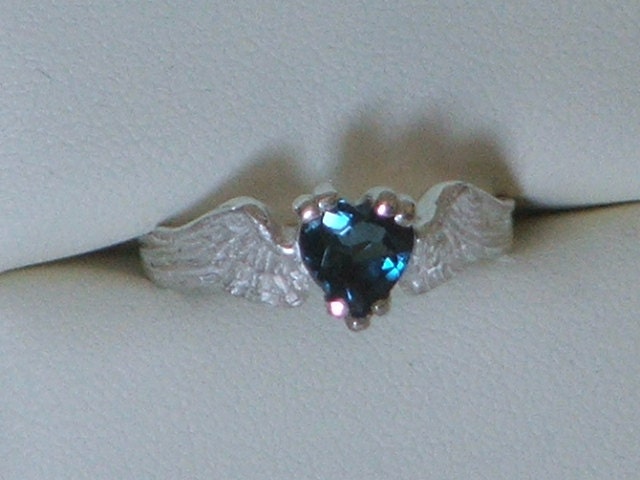 Heartbeat Remastered Sterling Silber Und London Blue Topaz Angel Fairy Wings Mit Einem Herz-Made To Order Heartbeat Remastered Sterling Silber Und London Blue Topaz Angel Fairy Wings Mit Einem Herz-Made To Order von AtelierTheHun