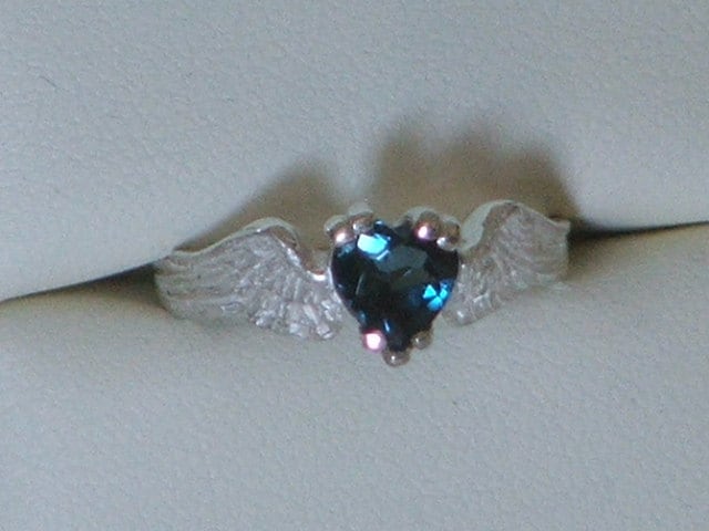 Heartbeat Remastered Sterling Silber Und London Blue Topaz Angel Fairy Wings Mit Einem Herz-Made To Order von AtelierTheHun