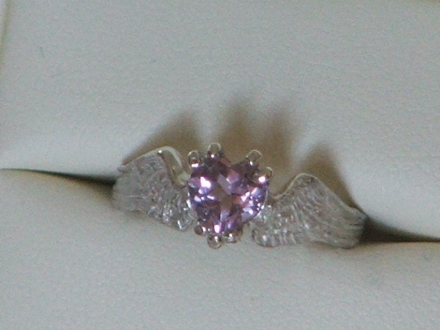 Heartbeat Sterling Silber Und Lavendel Rose De France Amethyst Engel Flügel Mit Herz-Made To Order von AtelierTheHun