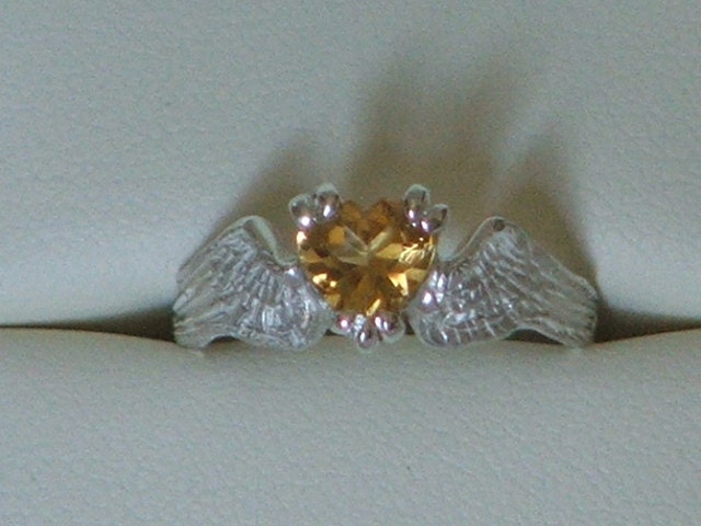 Herzschlag Remastered Sterlingsilber Und Goldenen Citrin Engel Fee Flügel Mit Einem Herz Größe 6 5/8-Sofort Lieferbar Herzschlag Remastered Sterlingsilber Und Goldenen Citrin Engel Fee Flügel Mit Einem Herz Größe 6 5/8-Sofort Lieferbar von AtelierTheHun