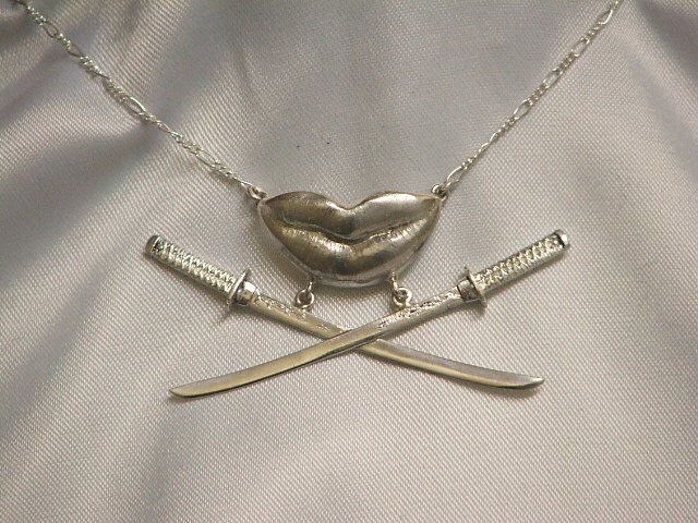 Knappe-Artikulieren-Prägnant Version #1 Sterlingsilber Küssen Lippen Und Katanas Halskette - Sofort Lieferbar Knappe-Artikulieren-Prägnant Version #1 Sterlingsilber Küssen Lippen Und Katanas Halskette - Sofort Lieferbar von AtelierTheHun