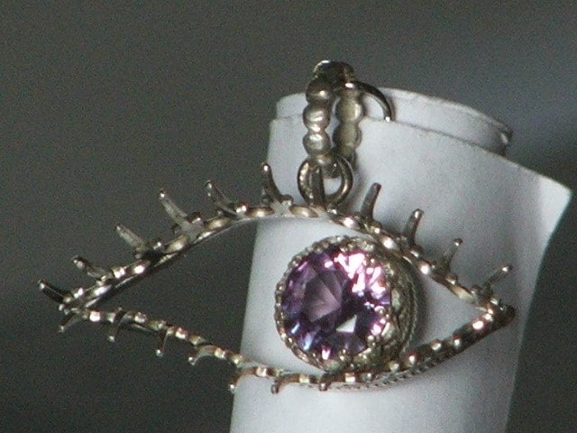 Metall-Mascara - Simulierten Alexandrit Farbe Änderung Sterling Silber Filigran Auge Anhänger Ready To Ship Metall-Mascara - Simulierten Alexandrit Farbe Änderung Sterling Silber Filigran Auge Anhänger Ready To Ship von AtelierTheHun