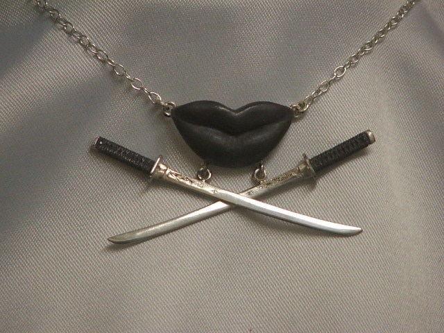 Succinct-Articulate-Prägnant Fassung #2 Gothic Sterling Silber Küssen Lippen Und Katanas Halskette - Versandfertig Succinct-Articulate-Prägnant Fassung #2 Gothic Sterling Silber Küssen Lippen Und Katanas Halskette - Versandfertig von AtelierTheHun