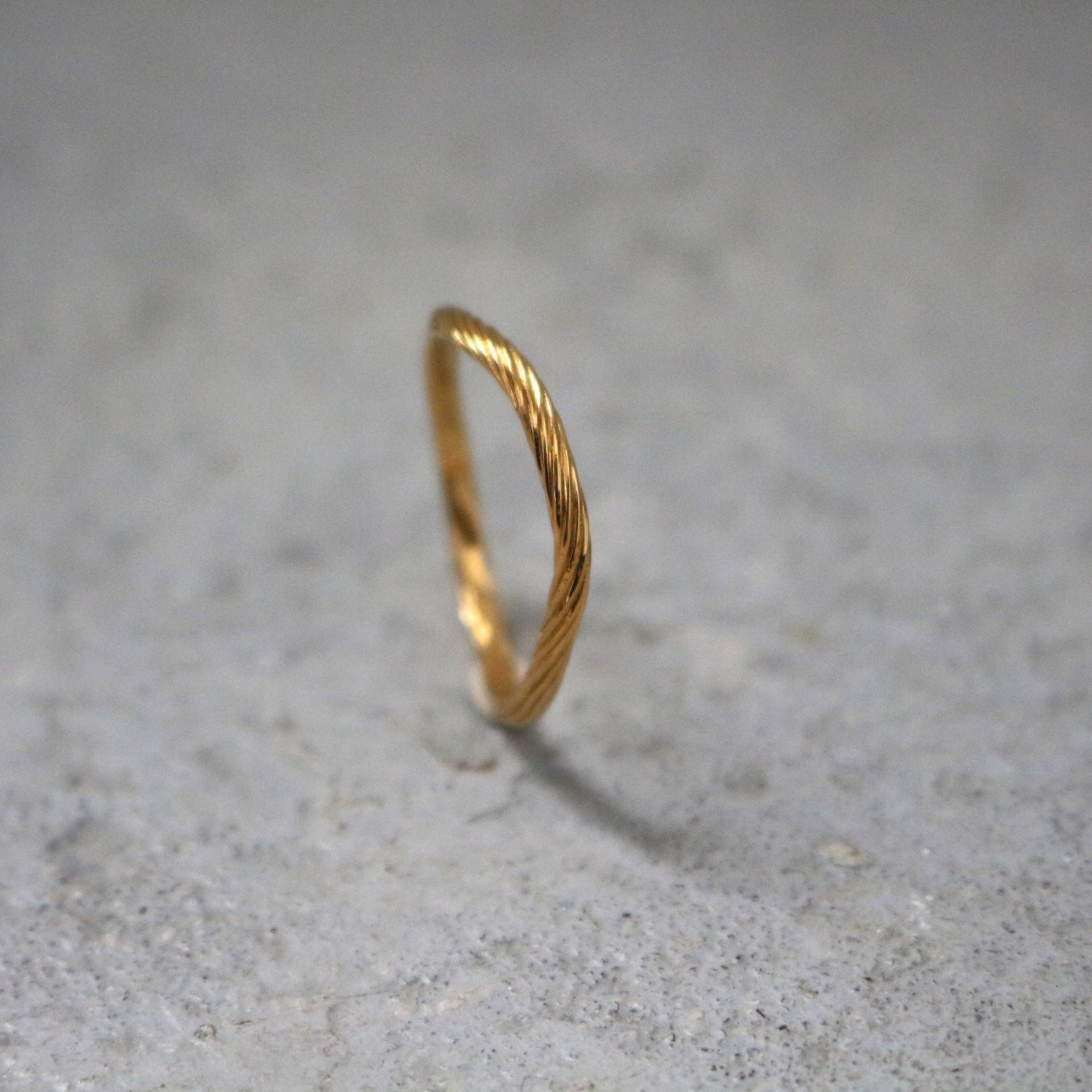 Gold Einfacher Dünner Verdrehter Ring, Ehering Für Frauen von AtelierTiuh