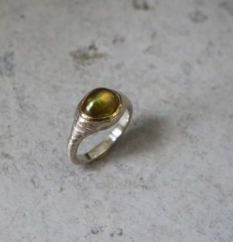 Ring Aus Silber Mit Natürlicher Perle in Grün Und Gold von AtelierTiuh