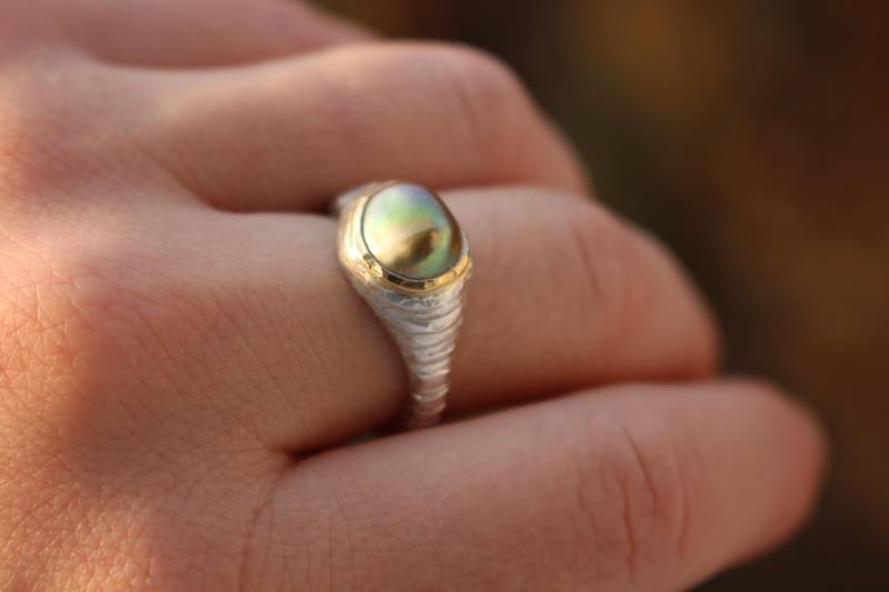 Pearl Silber Und Gold Ring Mit Einer Einzigartigen Textur von AtelierTiuh