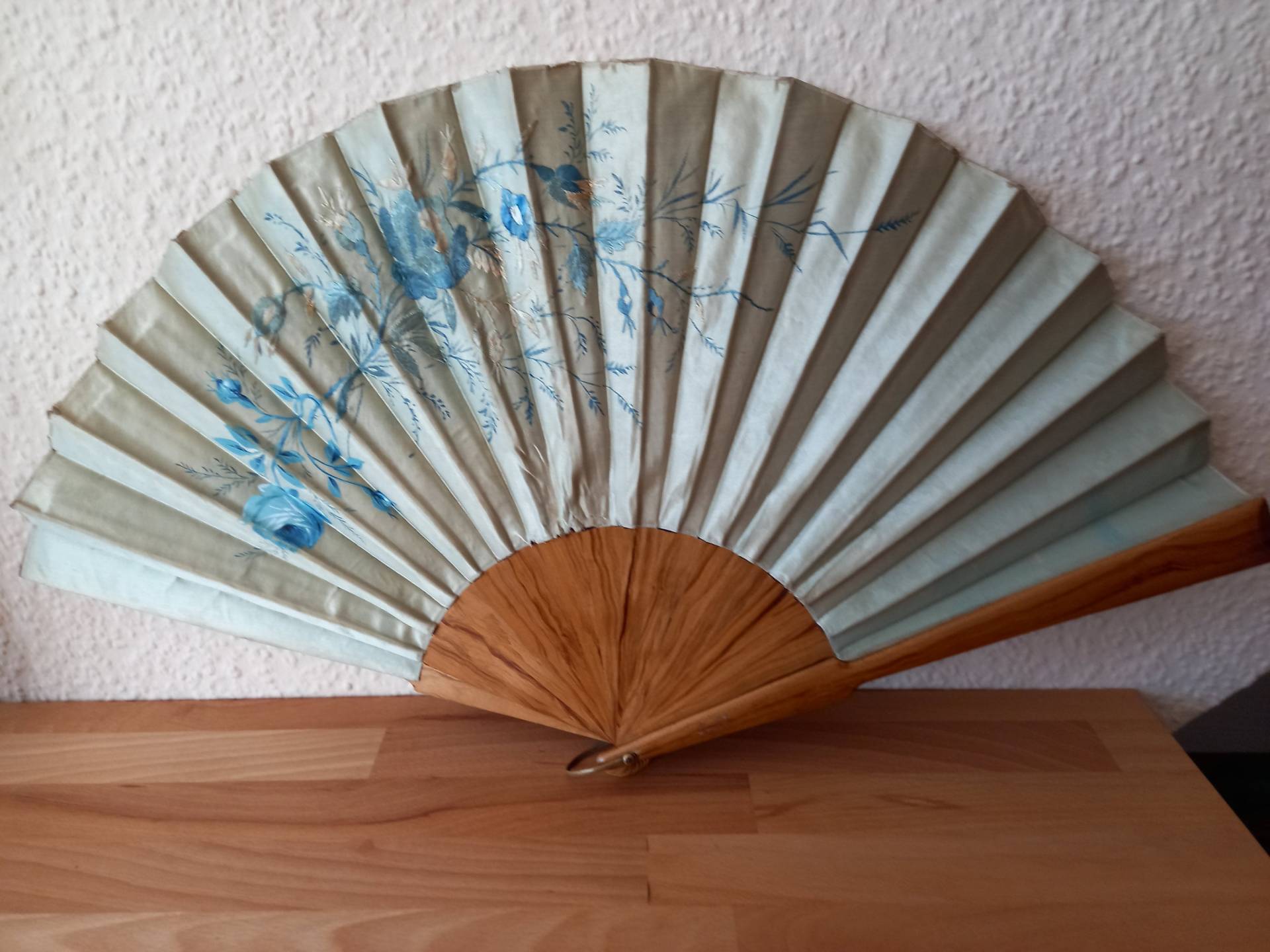 Antiker Großer Damenfächer Seide Lindgrün Wahrscheinlich Biedermeier Antiker Großer Damenfächer Seide Lindgrün Wahrscheinlich Biedermeier von GraefinPrivatverkauf