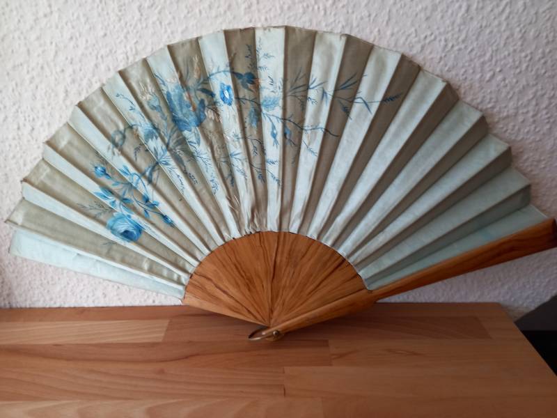 Antiker Großer Damenfächer Seide Lindgrün Wahrscheinlich Biedermeier Antiker Großer Damenfächer Seide Lindgrün Wahrscheinlich Biedermeier von GraefinPrivatverkauf