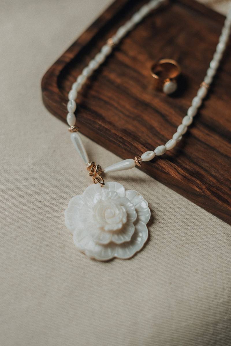 Brigitte Halskette - Natürliches Perlmutt von AtelierUneParisienne