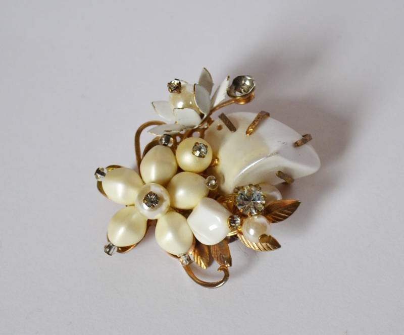 Vintage Brosche Mit Blüten, Perlen Und Strass Aus Dem Umkreis Stanley Hagler/Miriam Haskell von AtelierVinVin