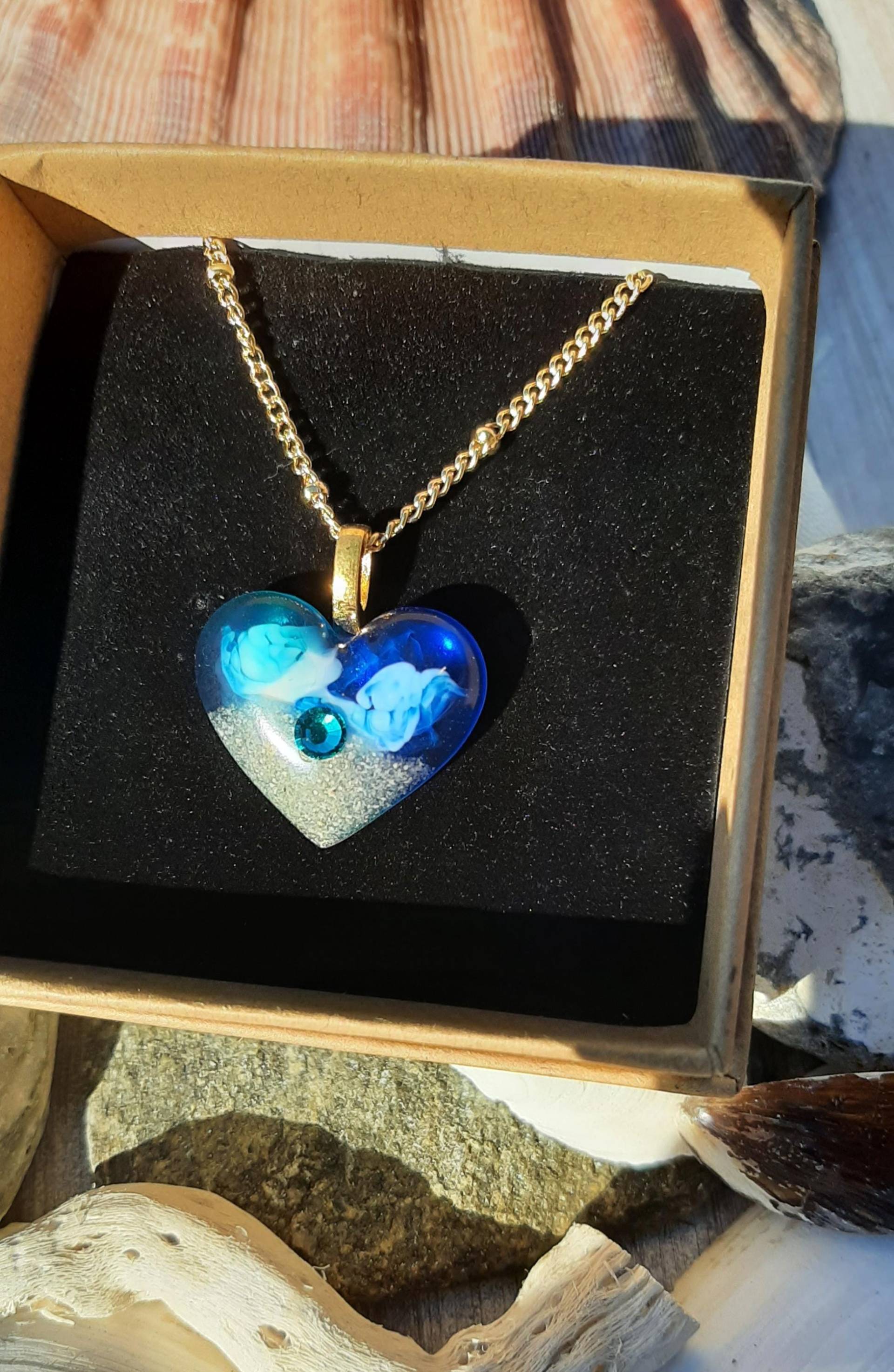 Kette "Herz Des Meeres" Golfarben - Herz Mit Echtem Sand Und Meer. Tolles Geschenk Für Frauen, Die Das Meer Den Strand Lieben Kette "Herz Des Meeres" Golfarben - Herz Mit Echtem Sand Und Meer. Tolles Geschenk Für Frauen, Die Das Meer Den Strand Lieben von AtelierVonSimone