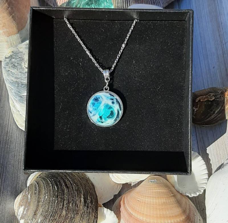 Kette "Tropfen Des Meeres" Aus Edelstahl Mit Handgefertigtem Kunstharzanhänger - Meer Welle Handgemacht- Maritim von AtelierVonSimone