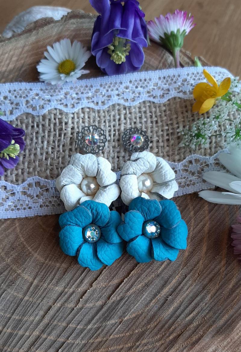 Ohrhänger Mit Blumen Aus Echtem Leder - Handgefertigt Weiß Und Türkis Mut Swarovski Kristallen von AtelierVonSimone