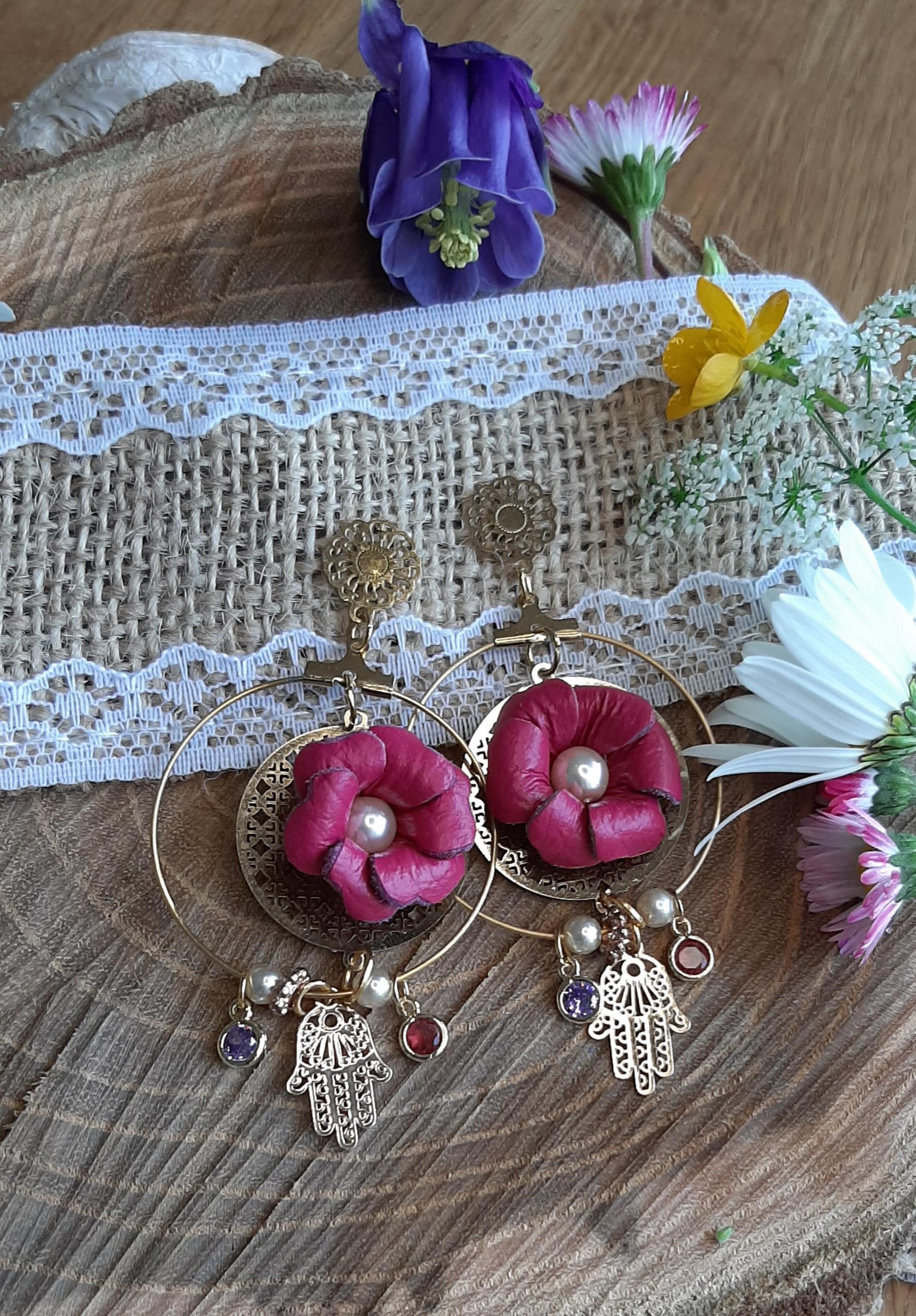 Ohrhänger Mit Blumen Aus Echtem Rinder-Nappaleder - Handgemacht- Bohemian Style Fatimahand Und Kristallglasanhängern von AtelierVonSimone