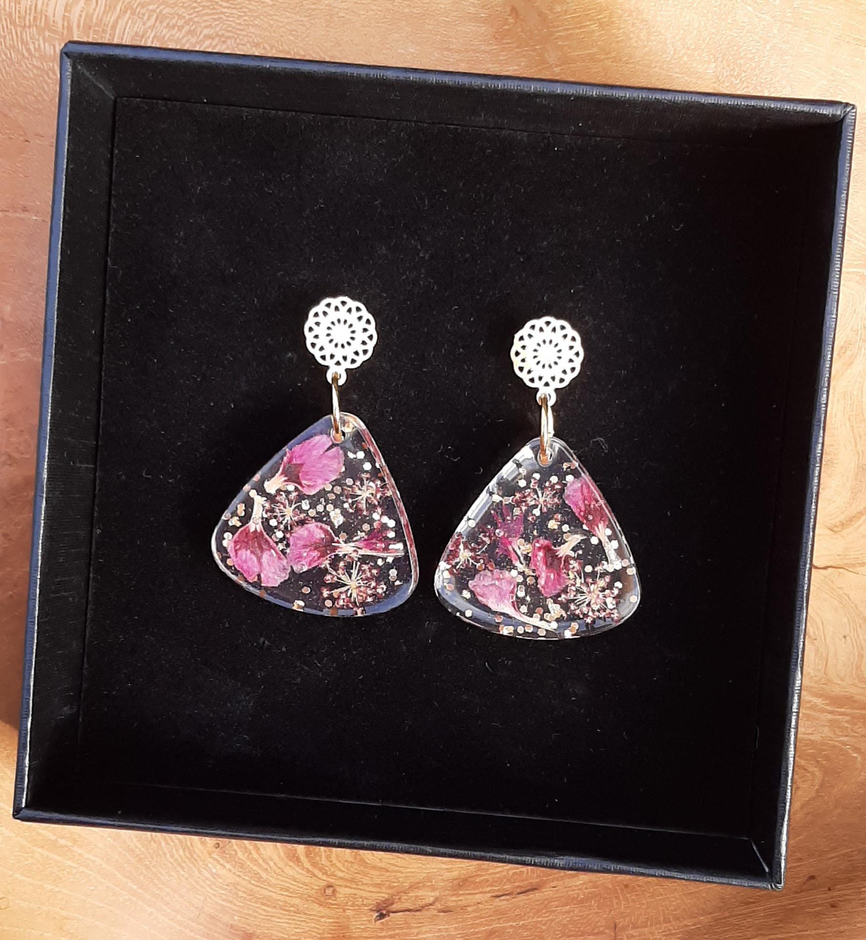 Ohrhänger Mit Echten Blumen Verschieden Lila Tönen Und Gold-Handgemachte Ohrringe von AtelierVonSimone